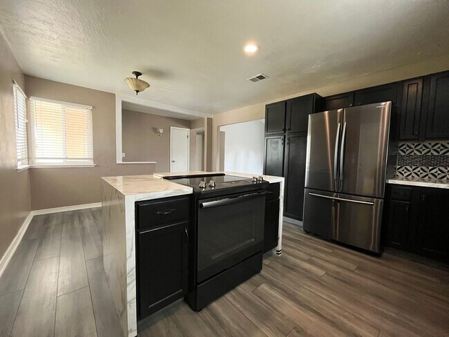 Building Photo - 1731 Beverly Ave