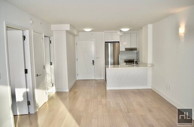 Foto del edificio - Gorgeous rent stabilized 1 bedroom apartment spanning 700 sq with private balcony, dishwasher, mi...