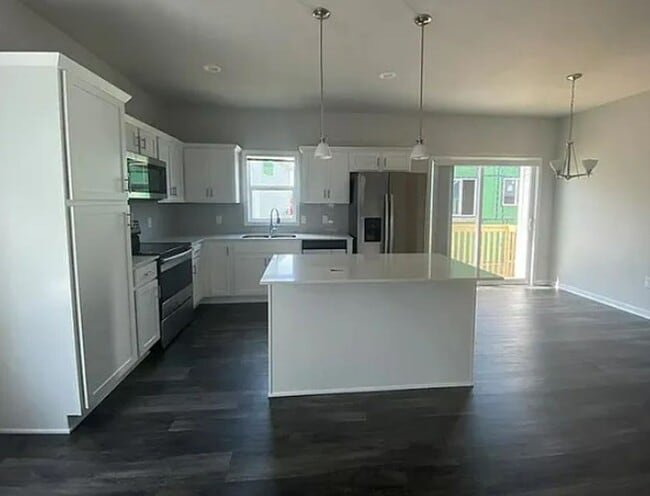 Building Photo - Newer 3BR 2.5ba house in Urbandale, available July 6th!