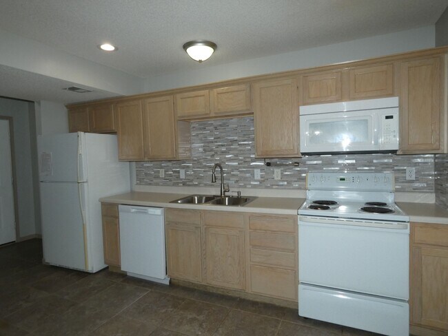 Foto del edificio - 8031 N Lawn Ave