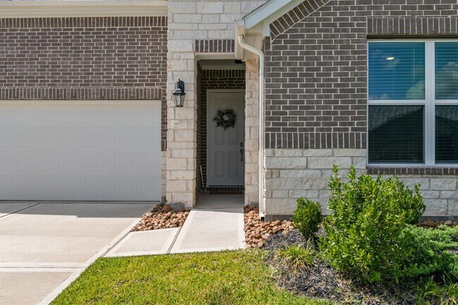 Building Photo - 560 Newcomb Holw Dr
