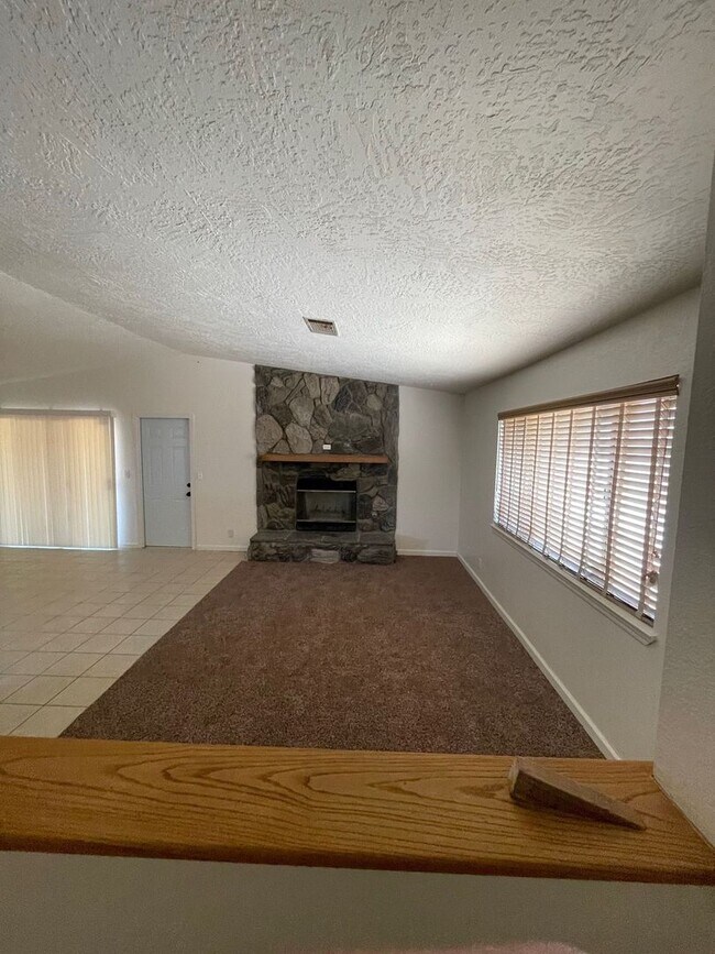 Building Photo - 3 BEDROOM APPLE VALLEY HOME