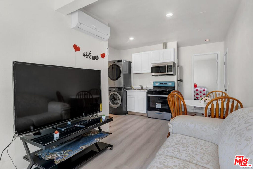 Foto principal - 7703 Baird Ave