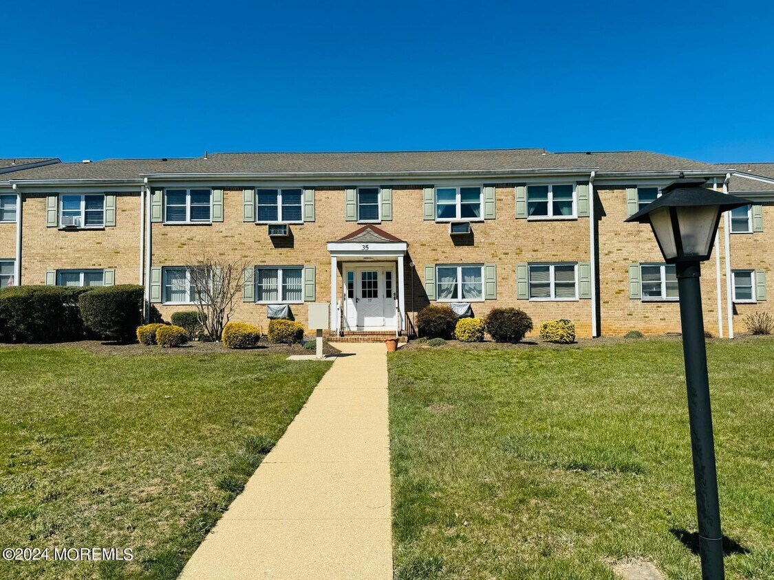 35 Manchester Ct Unit H, Freehold, NJ 07728 Condo for Rent in