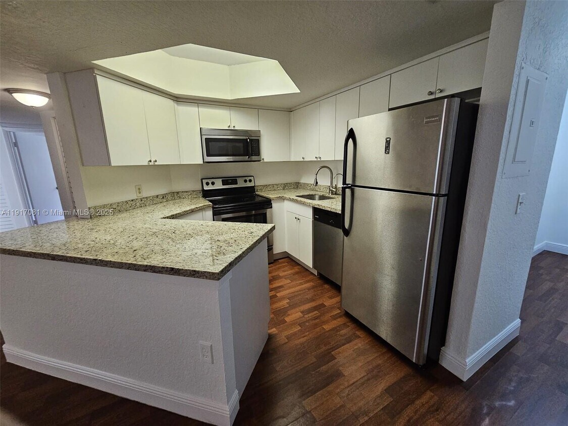 Foto principal - 8323 Lake Dr