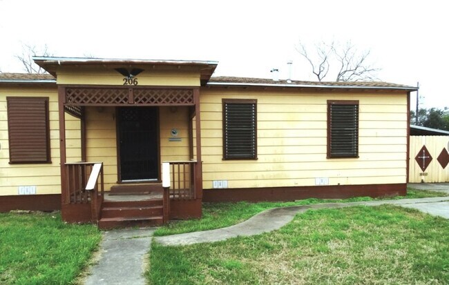 Building Photo - Adorable 2 bedroom 1 bath 2 car garage in ...