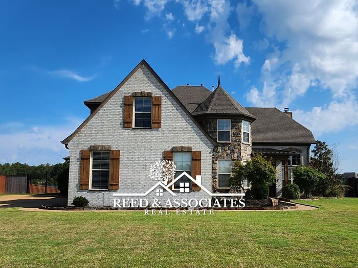 Foto principal - 4 Bedroom Arlington Home with a Lakeside Lot