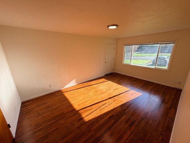 Building Photo - Two Bedroom Duplex With Full Size Basement