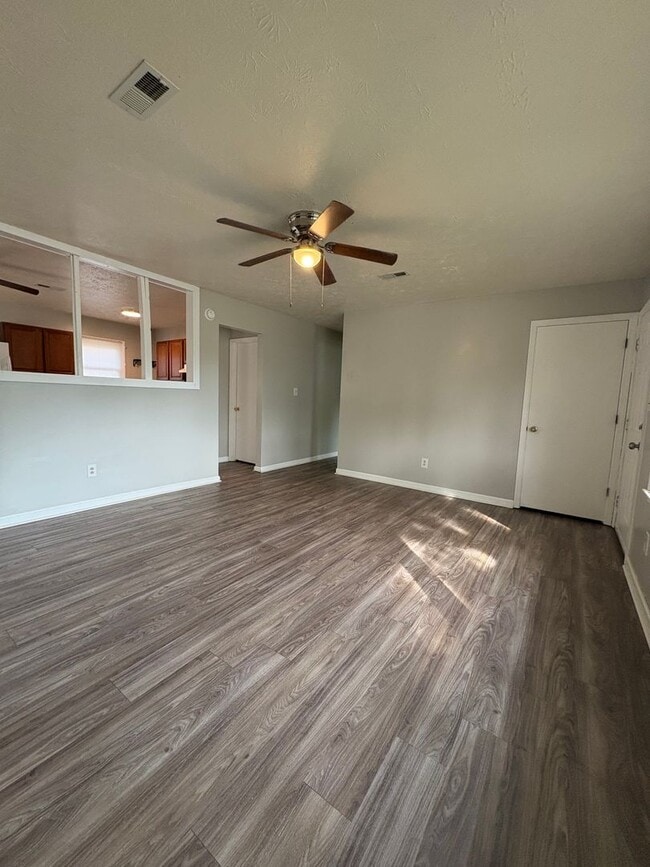 Building Photo - 2 Bed 1 Bath Single Family Home