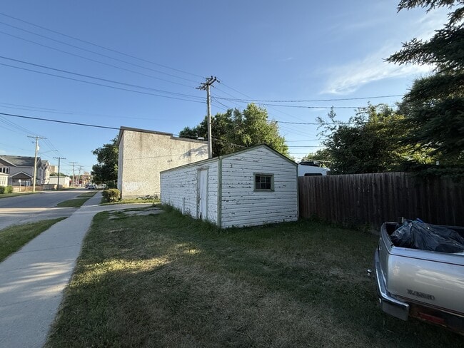 Building Photo - 180 Bertrand St
