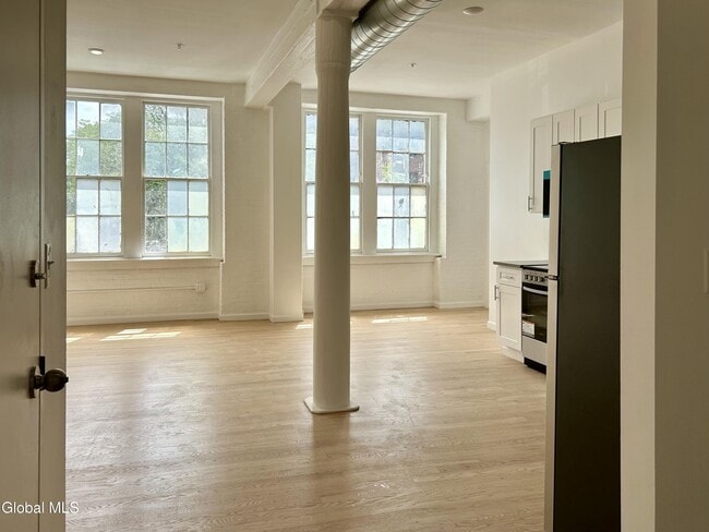 Building Photo - 155 River St