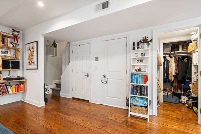 Building Photo - 107 Putnam St