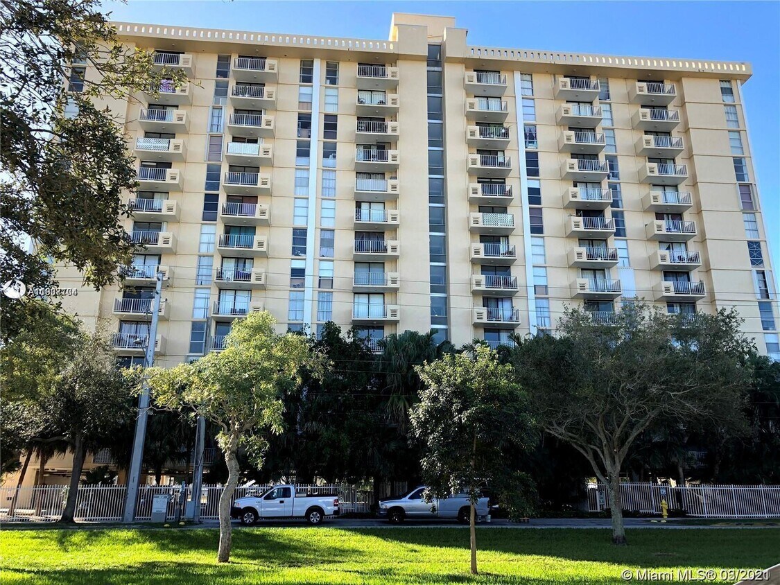 Foto principal - 2350 NE 135th St