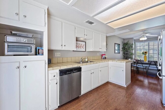 Building Photo - 1445 Plymouth Rock Way
