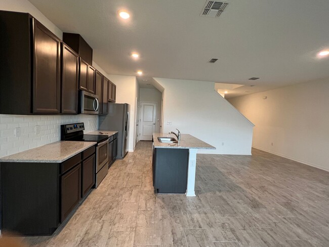 Building Photo - Spacious 3 Bedroom 2 and Half Bath Town Ho...