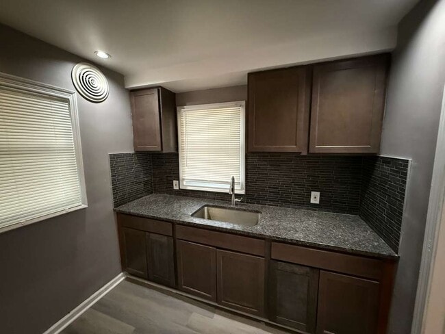 Foto del edificio - 6341 Archdale St