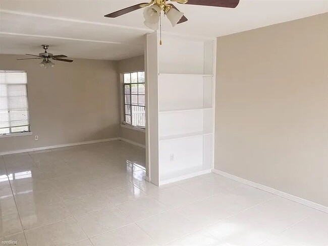 Foto del edificio - 1618 Adkins Dr