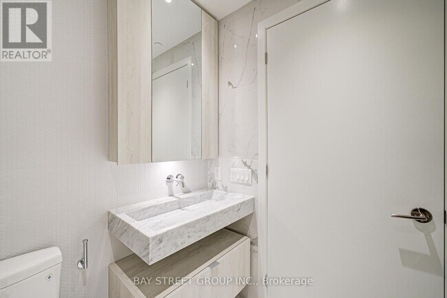 Photo du bâtiment - 11-5411 Yorkville Ave
