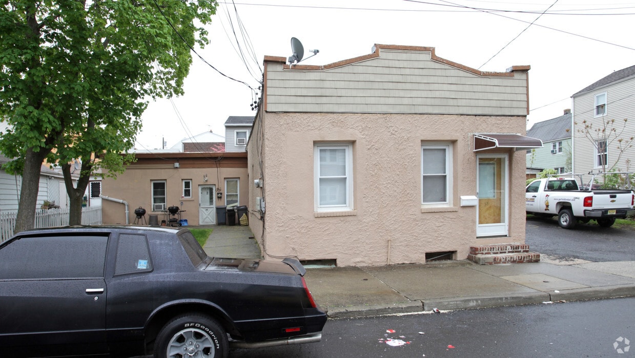 Primary Photo - 38-40 Gaston Ave