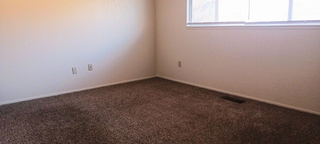 Building Photo - 220 Allouette Way