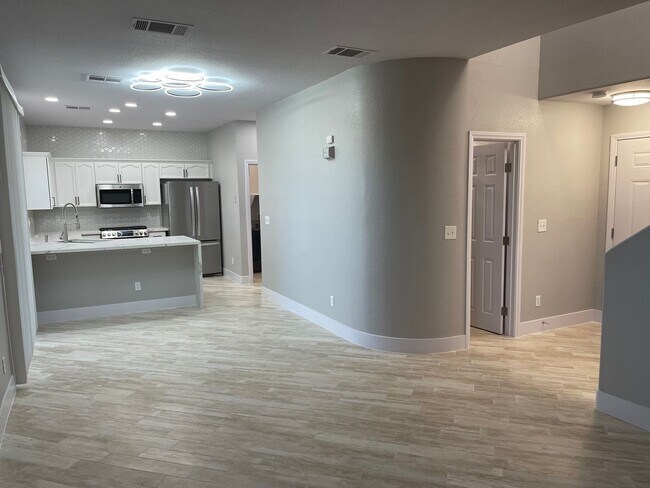 Foto del edificio - **GORGEOUSLY REMODELED & CLEAN!!  3BD-2 1/2BA HOME IN SILVERADO RANCH !!  *** ONLY $2,190 ***