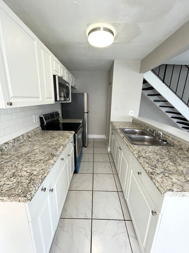Foto del edificio - 2 br, 1 bath House - 830 E TIFFANY DRIVE #2