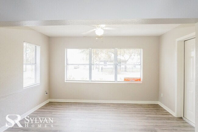 Building Photo - This adorable home is ready for you