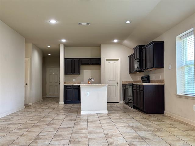 Building Photo - 5145 Royal Springs Dr