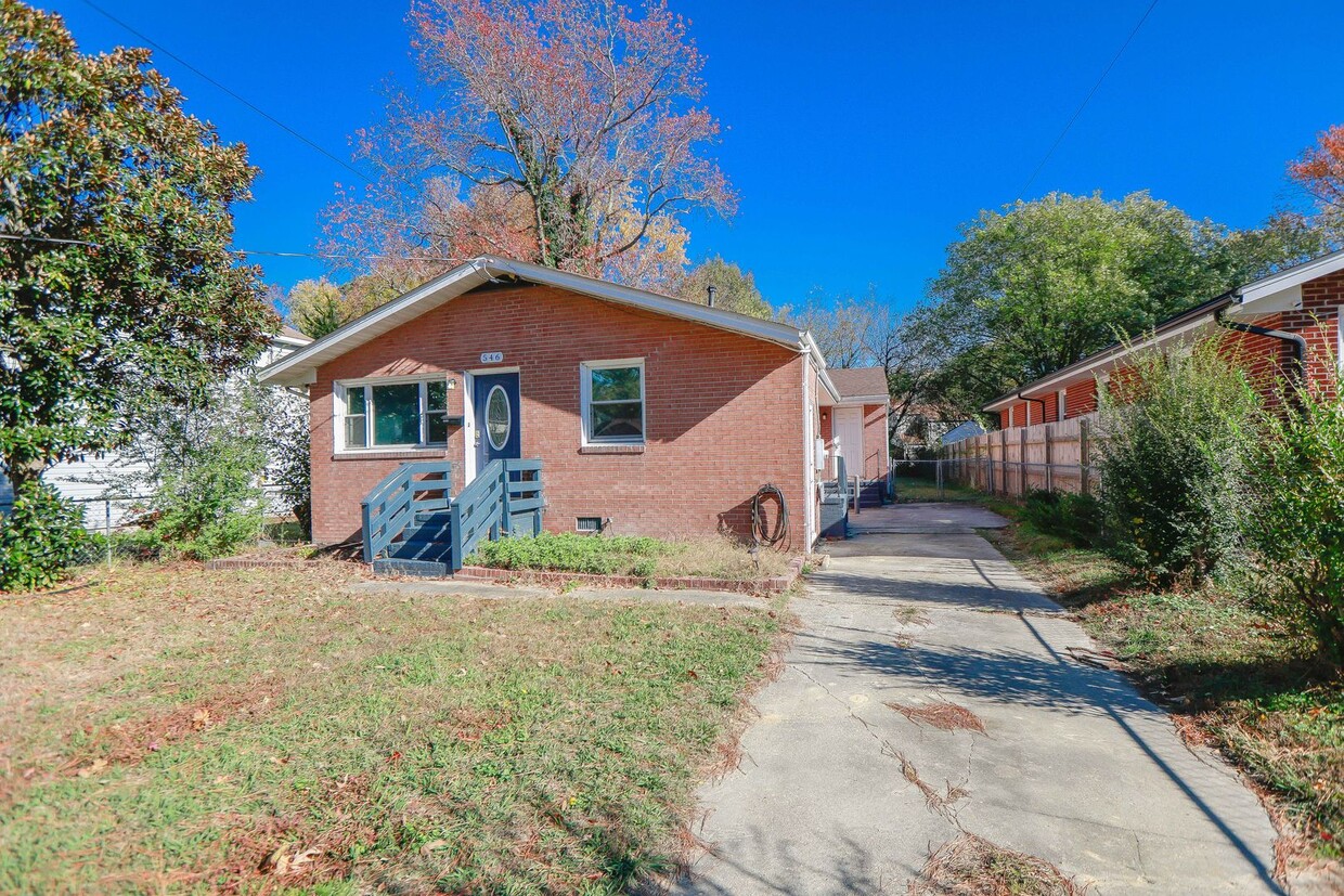 Primary Photo - Brick Ranch Available in Hampton!