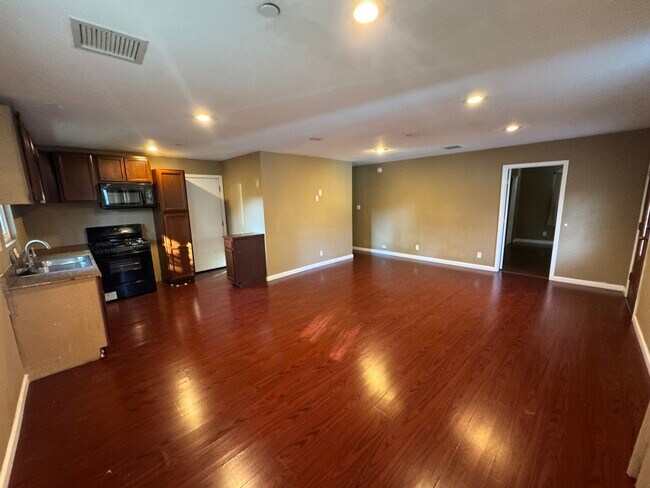 Foto del edificio - 18401 Arminta St