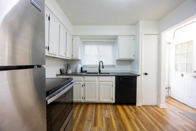 Foto del edificio - 27701 Mills Ave