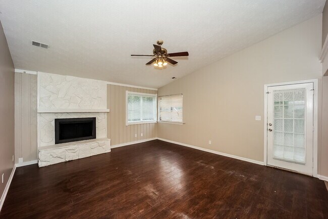 Building Photo - 596 Post Oak Rd