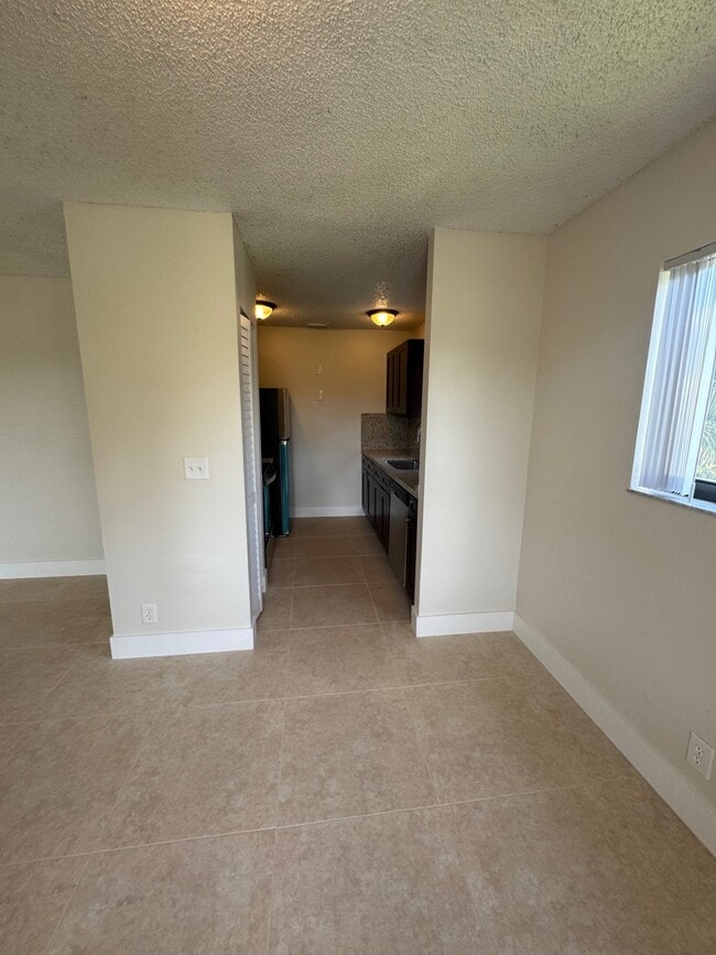 Building Photo - 1141 W River Dr