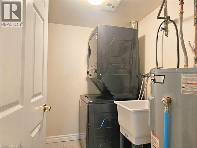 Building Photo - 67 Caroline St S