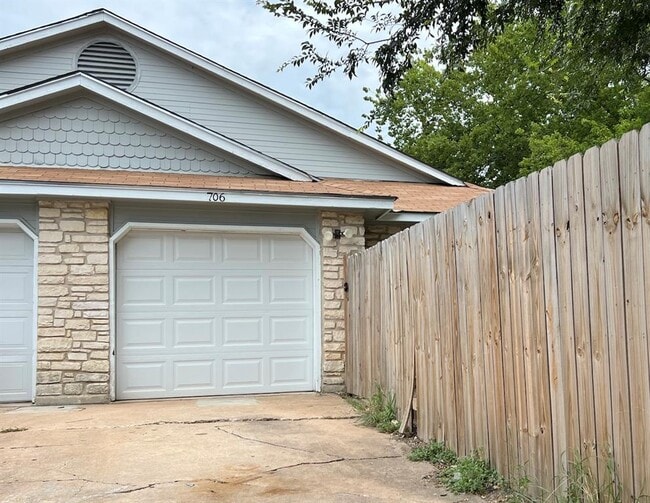 Building Photo - 706 Peterson St