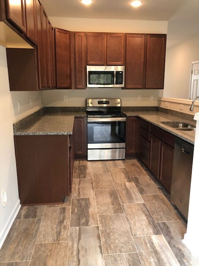 Foto del edificio - COMING SOON! Beautiful 3BR 2.5BA TownHouse w/ In-Unit Laundry • Garage Parking • Stainless Kitche...