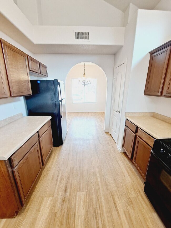 Foto del edificio - Spacious 2 story home with master on the l...