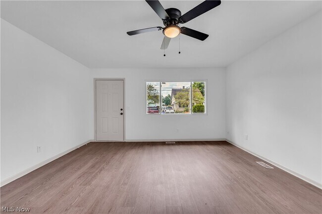 Foto del edificio - 12114 Milligan Ave