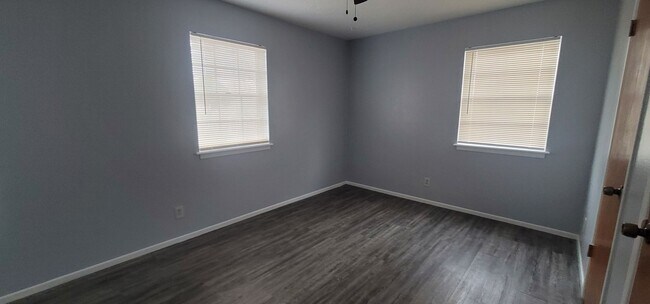 Foto del edificio - Beautiful and Spacious Home with a Large B...