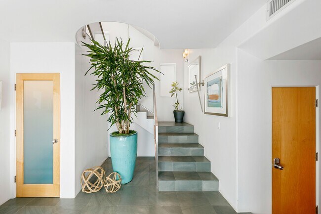 Building Photo - 1341 Palisades Beach Rd