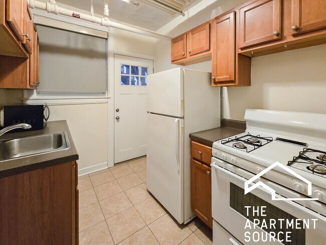 Foto del edificio - 2206 W Foster Ave