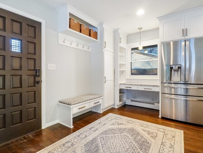 Foto del edificio - Open and Updated 2-Bed Home with Granite & Hardwood  in Arden Hills! Pets welcome