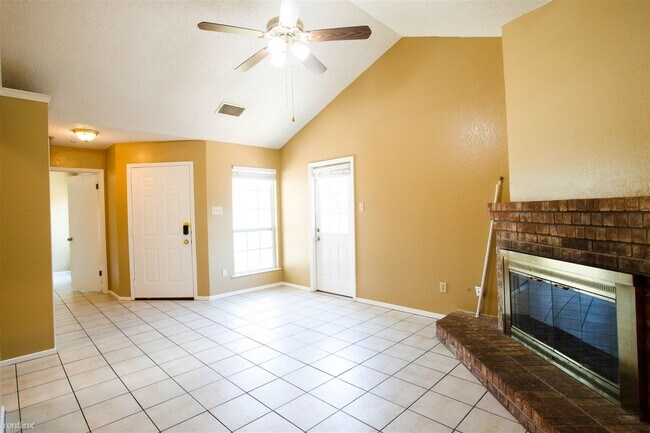 Building Photo - 2 br, 2 bath Duplex - 510 Greenlawn Blvd 1 1