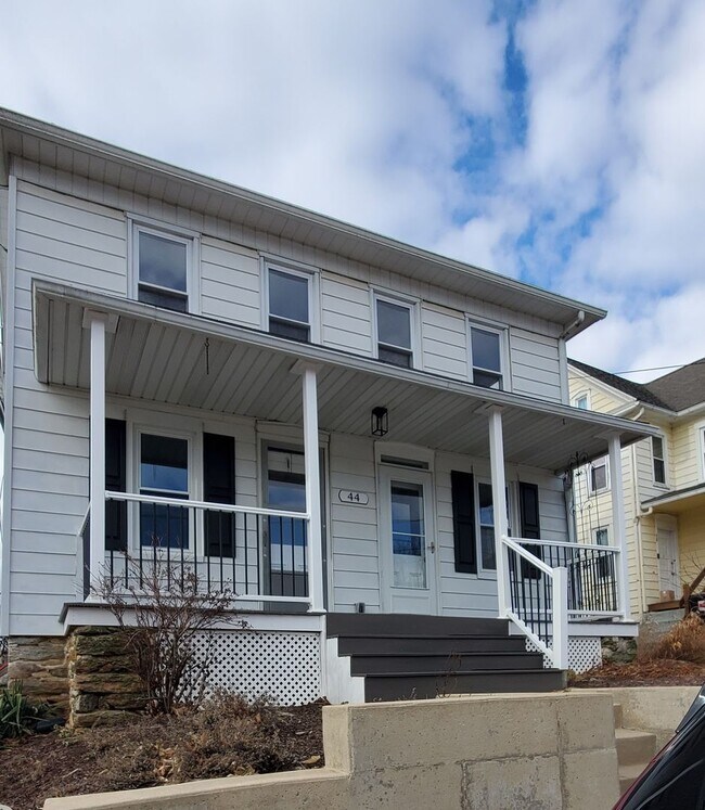 Foto del edificio - Beautifully Styled Colonial Home with Upgrades!