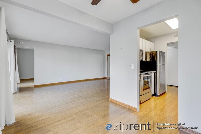 Foto del edificio - 460 N Civic Dr