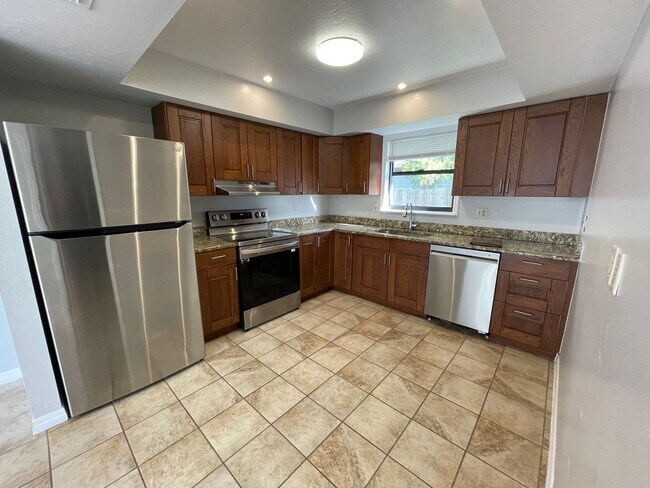 Foto del edificio - ANNUAL RENTAL - THOMAS ESTATES 3 BED/ 2 BATH WITH ATTACHED 2 CAR GARAGE