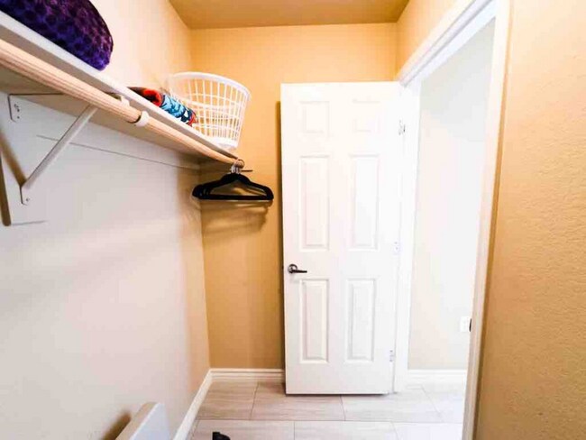 Foto del edificio - 1350 S Greenfield Rd