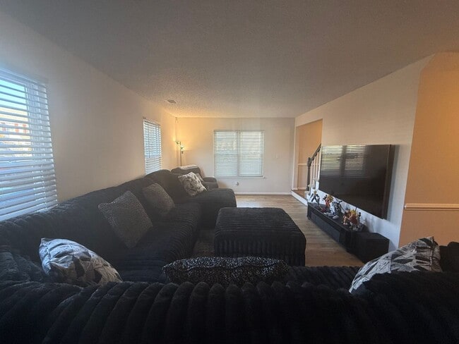 Foto del edificio - BeautifullyTownhome in Sought-After Indian Lakes * Ask Abut Our Zero Deposit*