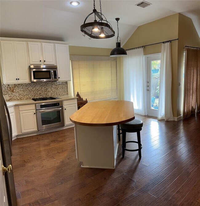 Building Photo - 5401 Apache Creek Cove