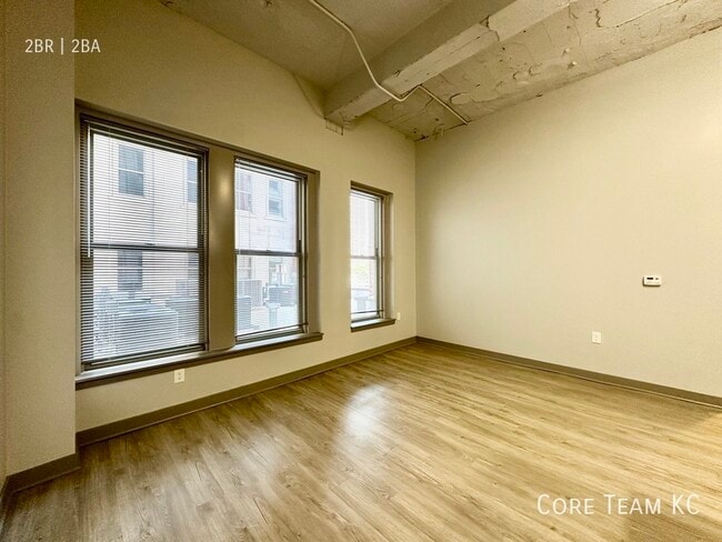 Building Photo - 306 E 12th St
